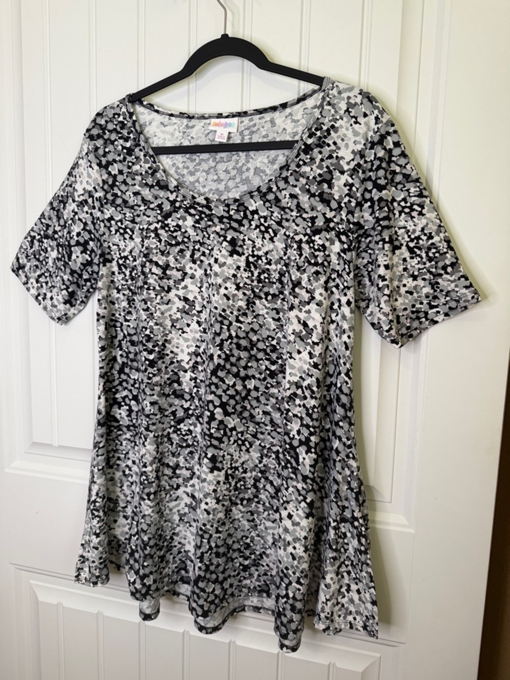 LuLaRoe Black White Abstract Print Scoop Neck Tunic Top Short Sleeve Medium - Picture 5 of 6